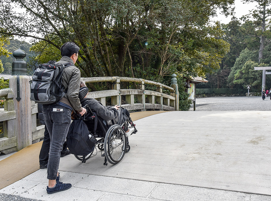 火除橋。左側通行で進み、頂上部で車いすの向きを反転させ下ります。