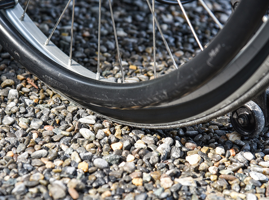 玉砂利は薄く敷き詰められ、車いすのタイヤが沈み込みません。