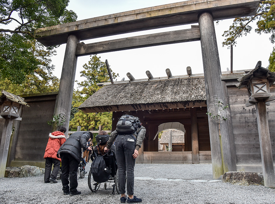 御正宮の前に段差がないのでスムーズにお参りできます。