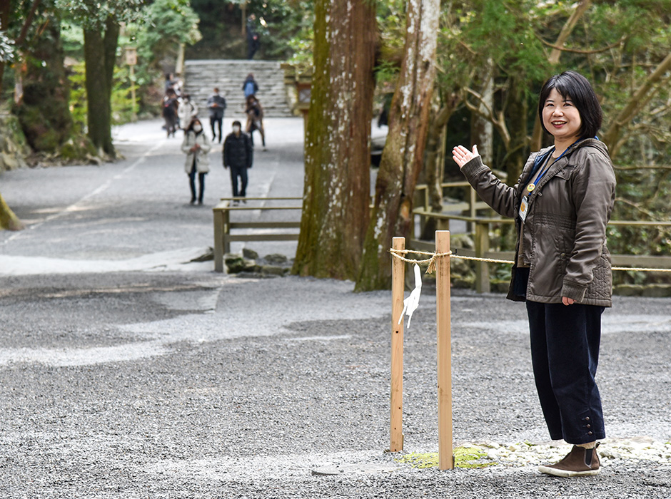 しめ縄と白い玉砂利部分が別宮遙拝所です。