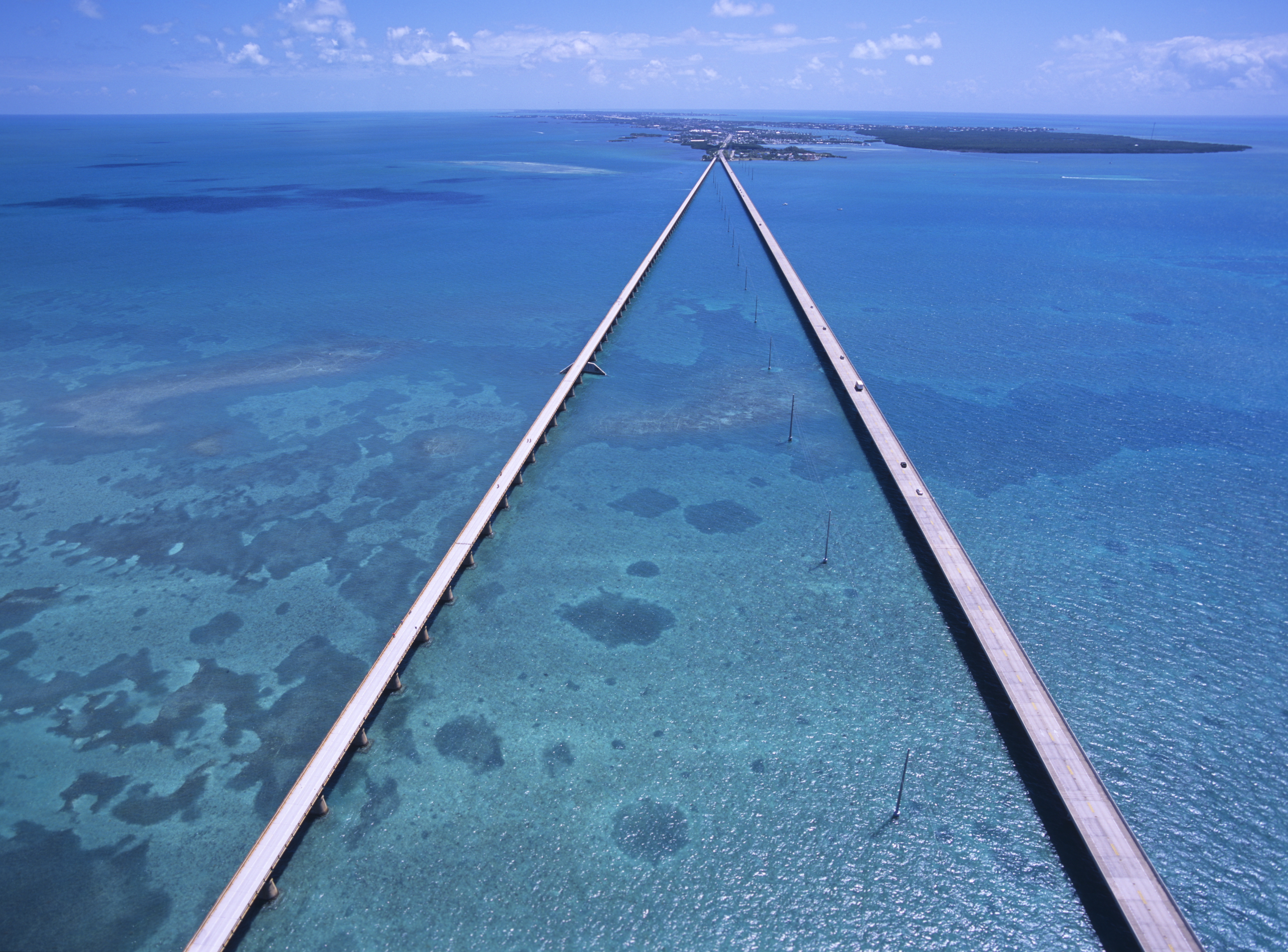 【セブンマイルブリッジ】真っ青な海の上を一直線に走り抜けるフロリダの絶景橋