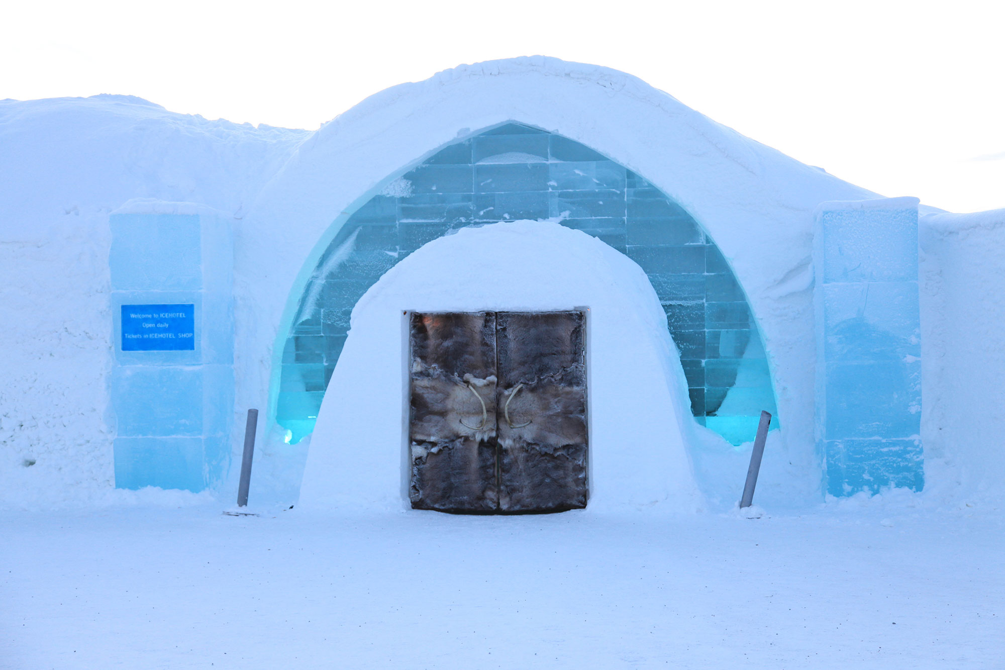 【アイスホテル】雪と氷で造られた芸術的ホテル。夏期は白夜、冬期はオーロラ鑑賞も！